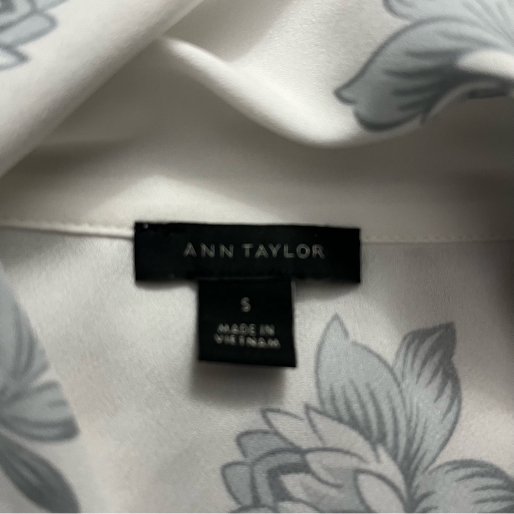 Like 🆕 Ann Taylor cowl neck elegant floral print blouse - Picture 7 of 10